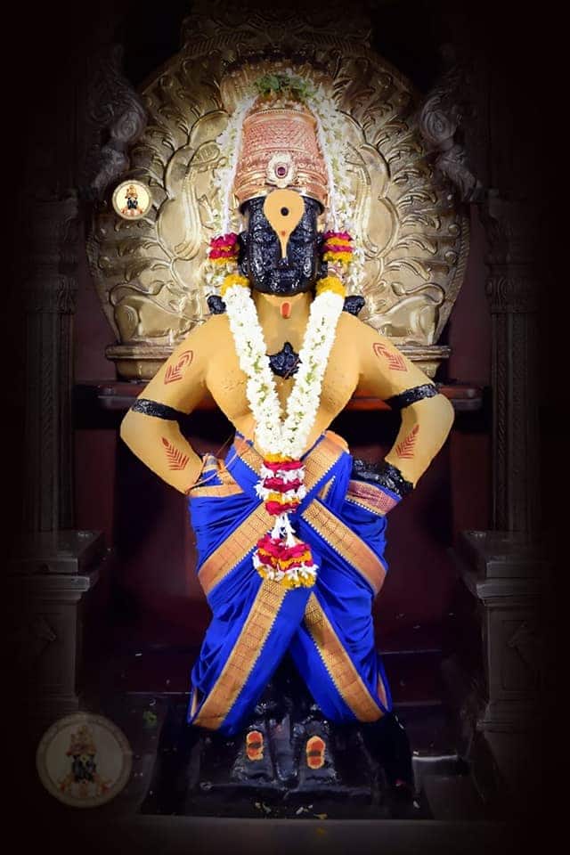 Pandharpur Latest Update : 700 वर्षांपूर्वी म्हणजेच ज्ञानोबा, तुकाराम आदि संतांच्या काळातील विठ्ठल मंदिरात असलेले दगडी फ्लोरिंग पुन्हा भाविकांना दिसणार असून पुरातत्व विभागाच्या सल्ल्यानुसार राज्य सरकारकडे दाखल केलेल्या मंदिराच्या विकास आराखड्यानुसार आता मंदिरातील चकचकीत फारशी जाऊन पुरातन दगडी फ्लोरिंग केले जाणार असल्याचे व्यवस्थापक बालाजी पुदलवाड यांनी सांगितले.