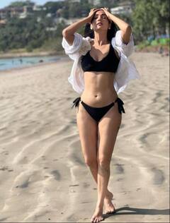 ਬਲੈਕ ਡਰੈੱਸ 'ਚ ਸੋਨਲ ਚੌਹਾਨ ਦਾ ਗਲੈਮਰਸ ਫੋਟੋਸ਼ੂਟ, ਸਮੁੰਦਰ ਕਿਨਾਰੇ ਦਿਖਾਈ ਦਿੱਤਾ ਦਿਲਕਸ਼ ਅੰਦਾਜ਼, ਦੇਖੋ ਤਸਵੀਰਾਂ