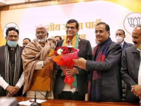 पूर्व BJP सांसद हरिनारायण राजभर का चौंकाने वाला बयान, बोले- Arvind Kumar Sharma हो सकते हैं यूपी के अगले मुख्यमंत्री पूर्व BJP सांसद हरिनारायण राजभर का चौंकाने वाला बयान, बोले- Arvind Kumar Sharma हो सकते हैं यूपी के अगले मुख्यमंत्री