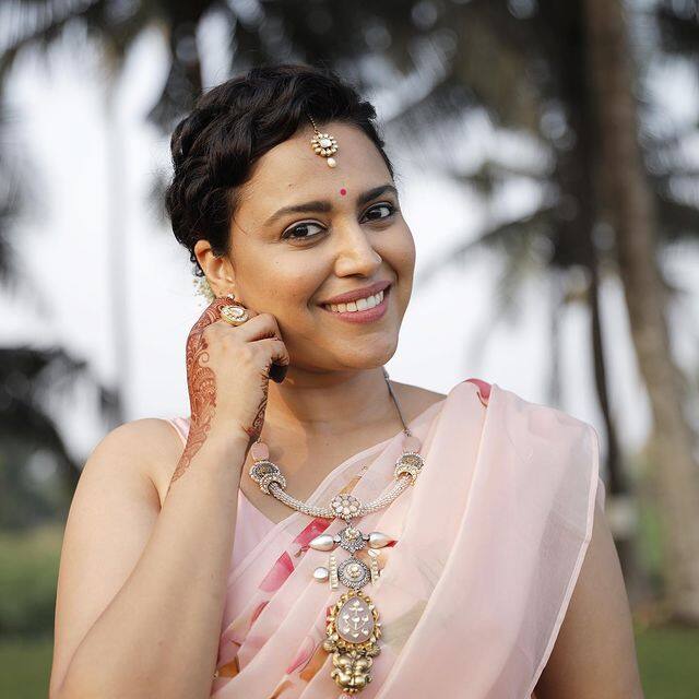 उन्होंने आगे लिखा कि, पूरे परिवार ने एक साथ मिलकर एक बॉलर उत्सव मनाया, कुछ स्वादिष्ट खाना खाया, और बहुत अच्छे पल साथ बिताए. इसलिए यहां मैं 2021 के अंत में खुश, आभारी और खूबसूरत महसूस कर रही हूं.