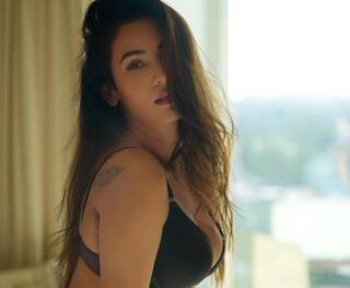 Emraan Hashmi ની આ એક્ટ્રેસનો દરિયા કિનારે બિકિનીમાં જોવા મળ્યો બોલ્ડ અંદાજ, ફેન્સ બોલ્યા  'Hayeeeee Garmiiii'