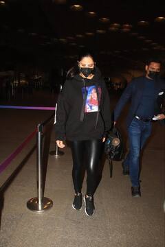 Katrina Kaif at Airport: शादी के बाद पहली बार पब्लिकली स्पॉट हुईं कैटरीना, एयरपोर्ट पर दिखा शानदार लुक