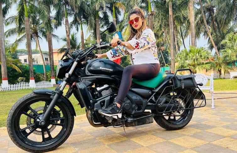 bold and glamorous pics viral with black outfit of star akshara singh ગાર્ડનમાં ગૉગલ્સ પહેરીની એક્ટ્રેસે આપ્યા બૉલ્ડ પૉઝ, તસવીરો વાયરલ