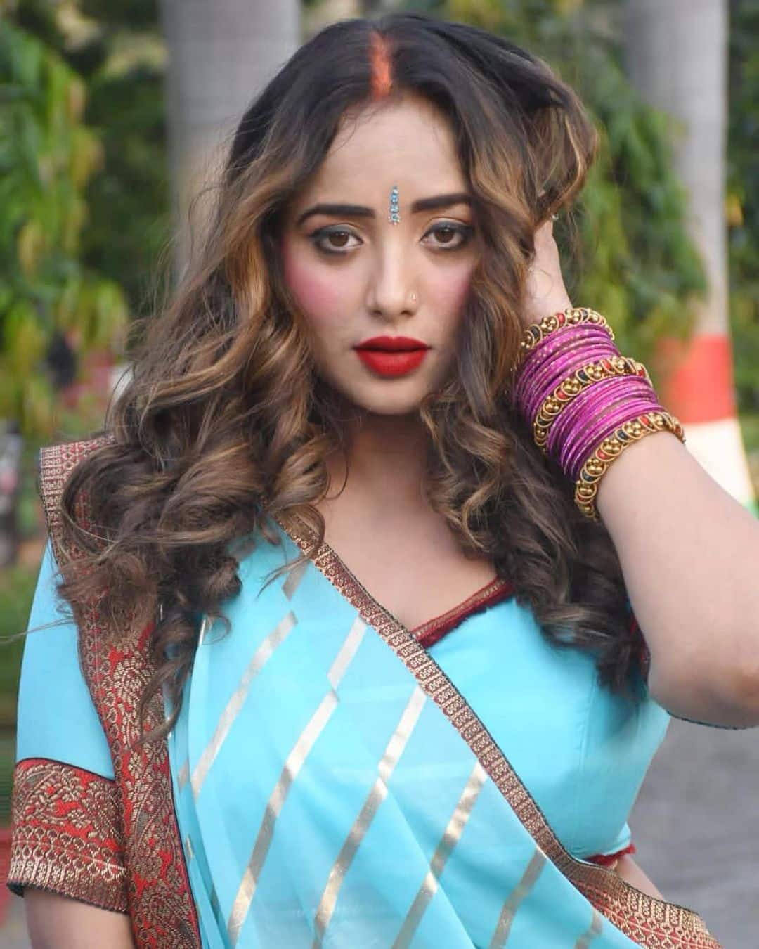 Rani Chatterjee Look: साड़ी में भी अपनी अदाओं से फैंस के दिलों पर बिजली गिराती हैं रानी चटर्जी, देखें तस्वीरें