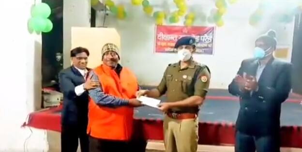 Constable Eats 60 Puris, Breaks Own Record In UP's ‘Bada Khana’ Food Competition | WATCH Constable Eats 60 Puris, Breaks Own Record In UP's ‘Bada Khana’ Food Competition | WATCH