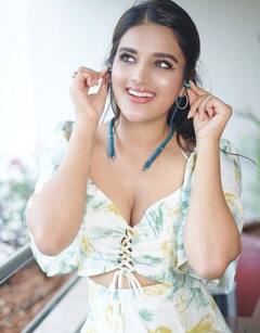 Niddhi Agerwal Photos:  சேலையில வீடு கட்டவா.. நிதி அகர்வால் லேட்டஸ்ட் போட்டோஸ்..!