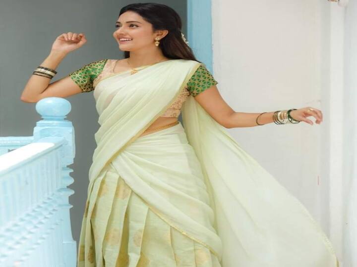 சில நேரம் சிலு சிலு சிலு என சிறு விரல் பட பட துடிக்குது எங்கும் தேகம் கூசுது