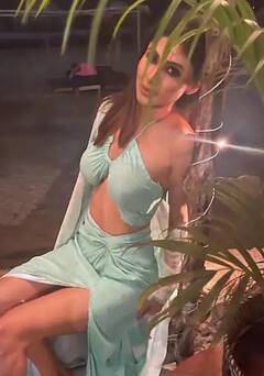Mouni Photos: નાગિન એક્ટ્રેસનો પાર્ટી મૉડ ફરીથી થયો ઓન, હાઇ સ્લિટ ડ્રેસમાં ફેન્સ માટે પૉસ્ટ કરી આ તસવીરો