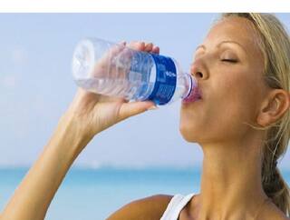 Plastic Bottle Water : प्लास्टिकच्या बाटलीतून पाणी पिणं चांगलं की वाईट?
