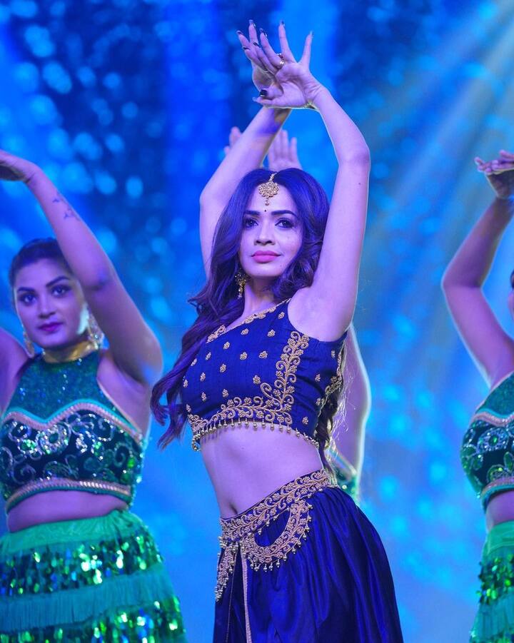 టీవీల్లోని పలు షోలలో కూడా పాల్గొంటూ అభిమానులను పంచుకుంటోంది మోనిత. -Image credit: Shobhashetty/Instagram