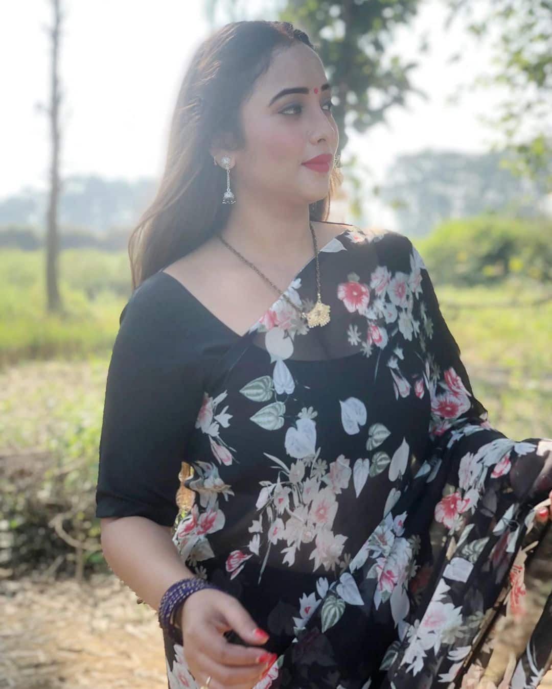 Rani Chatterjee Look: साड़ी में भी अपनी अदाओं से फैंस के दिलों पर बिजली गिराती हैं रानी चटर्जी, देखें तस्वीरें