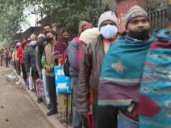 Delhi Corona: कोरोना के बीच जीबी पंत अस्पताल के बाहर मरीजों की लंबी कतार, नियमों का पालन न होने से बढ़ सकती है मुसीबत