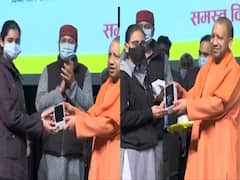वाराणसी के रुद्राक्ष कन्वेंशन सेंटर में सीएम योगी ने बांटे छात्रों को फोन और टैबलेट, देखें तस्वीरें