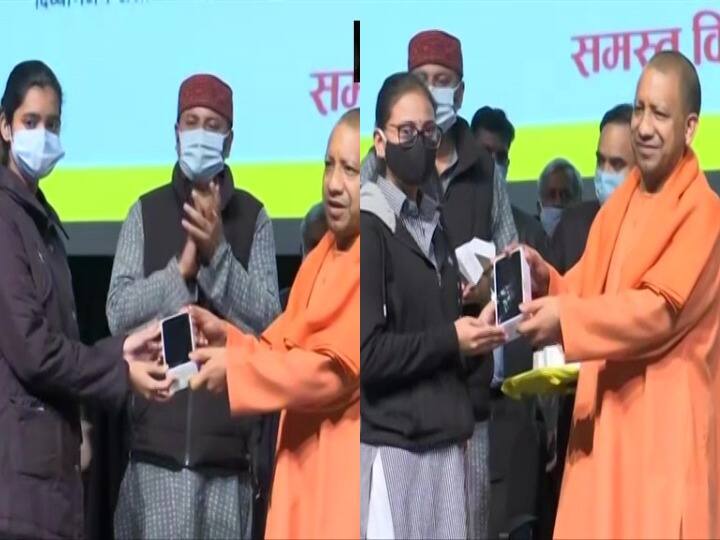 Varanasi: यूपी में होने वाले विधानसभा चुनावों से पहले योगी सरकार प्रदेश की जनता को कई सौगातें दे रही हैं. हाल ही में सीएम योगी आदित्यनाथ ने वाराणसी का दौरा किया था. जहां पहुंचकर उन्होंने रुद्राक्ष कन्वेंशन सेंटर में छात्र-छात्राओं को टैबलेट और स्मार्टफोन बांटे. देखिए तस्वीरें.....