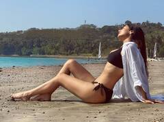 એક્ટ્રેસ સોનલ ચૌહાણે બતાવ્યું બોલ્ડ ફિગર, ફેન્સ પણ તસવીરો જોઈ ચોંક્યા