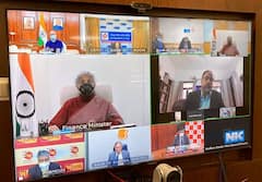 Omicron: ओमिक्रोन के मद्देनजर बैंकों की तैयारियों को लेकर वित्तमंत्री ने की समीक्षा बैठक, संकट वाले सेक्टर्स की मदद करने को कहा