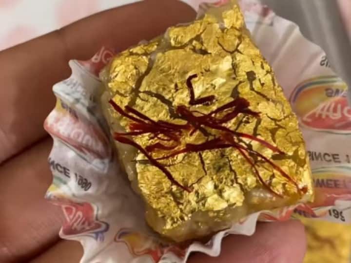 Delhi shop sells gold-plated Sweet for Rs 16,000 per kg Gold Plated Sweet: స్వీటు కావాలా నాయనా? ఇదిగో ఇది తినండి.. జస్ట్ రూ.16 వేలు మాత్రమే!
