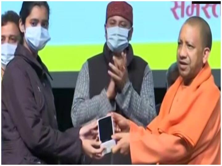 वहीं इससे पहले लखनऊ में जगतपुर पीजी कॉलेज के करीब दो सौ विद्यार्थियों को टैबलेट बांटे गए थे.