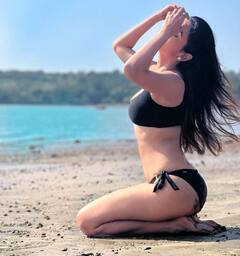 એક્ટ્રેસ સોનલ ચૌહાણે બતાવ્યું બોલ્ડ ફિગર, ફેન્સ પણ તસવીરો જોઈ ચોંક્યા