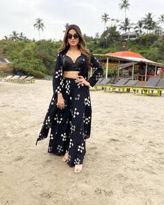 Akshara Singh Photos: નવા વર્ષમાં નવો રંગ, બ્લેક આઉટફિટમાં દરિયાકિનારે ટહેલતી દેખાઇ અક્ષરા સિંહ, જુઓ............