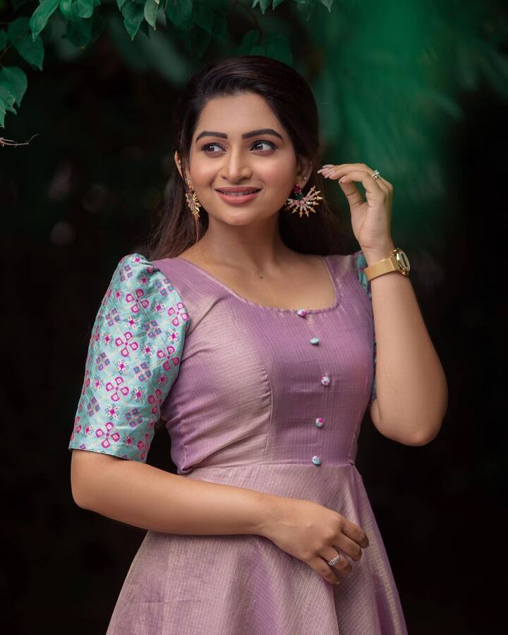 மலர்வாய் மலர்வாய் கொடியே