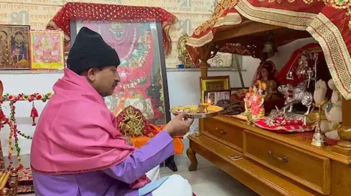 ਇਨ੍ਹੀਂ ਦਿਨੀਂ ਬੀਜੇਪੀ ਸੰਸਦ ਤੇ ਭੋਜਪੁਰੀ ਸੁਪਰਸਟਾਰ ਕੋਰੋਨਾ ਸੰਕਰਮਿਤ ਹੋਣ ਕਾਰਨ ਆਪਣੇ ਹੀ ਘਰ ਵਿੱਚ ਅਲੱਗ-ਥਲੱਗ ਹਨ। ਦੱਸ ਦੇਈਏ ਕਿ ਤਿਵਾਰੀ ਨੇ ਆਪਣੇ ਘਰ ਦੇ ਮੰਦਰ ਵਿੱਚ ਪੀਐਮ ਮੋਦੀ ਦੀ ਪੂਜਾ ਵੀ ਕੀਤੀ ਤੇ ਉਨ੍ਹਾਂ ਦੀ ਲੰਬੀ ਉਮਰ ਲਈ ਪ੍ਰਾਰਥਨਾ ਕੀਤੀ।