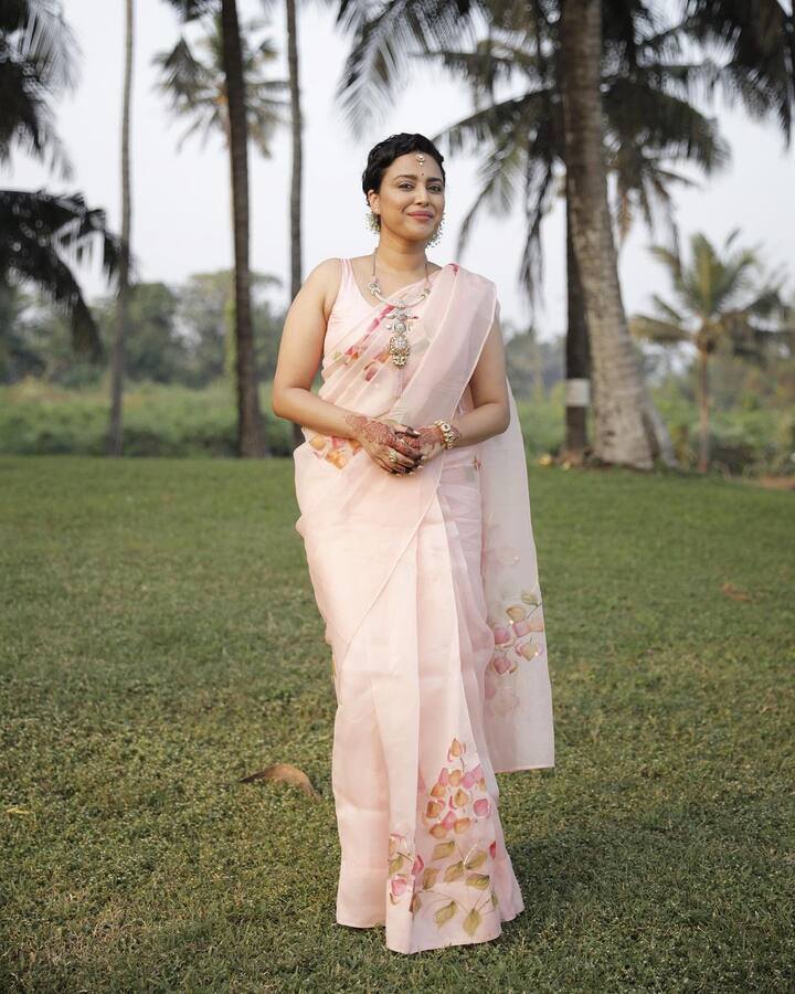 काही दिवसांपूर्वी अर्जुन कपूर, रिया कपूर, नोरा फतेही, जॉन अब्राहम आणि मृणाल ठाकुर या कलाकारांना देखील काही दिवसांपूर्वी कोरोनाची लागण झाली होती. (photo:reallyswara/ig)