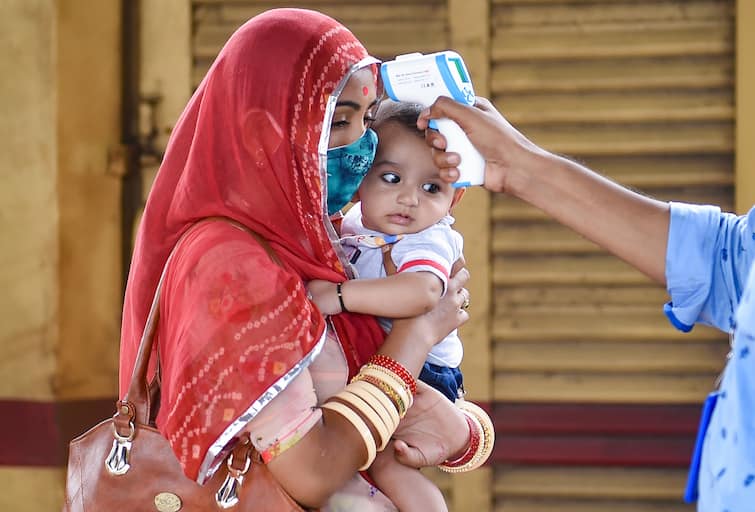 Coronavirus Cases Today: India reports 117100 fresh COVID cases and 302 deaths in the last 24 hours Coronavirus Cases Today: देश में बेकाबू हुई कोरोना की रफ्तार, आज 1 लाख 17 हजार नए केस, ओमिक्रोन का आंकड़ा 3000 के पार