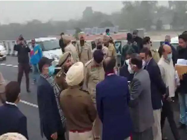 ਪੀਐਮ ਮੋਦੀ ਬੁੱਧਵਾਰ ਨੂੰ ਪੰਜਾਬ ਦੌਰੇ 'ਤੇ ਗਏ ਸਨ। ਇੱਥੇ ਕੁਝ ਪ੍ਰਦਰਸ਼ਨਕਾਰੀਆਂ ਨੇ ਰਸਤਾ ਰੋਕ ਦਿੱਤਾ ਸੀ। ਇਸ ਤੋਂ ਬਾਅਦ ਪੀਐਮ ਮੋਦੀ ਦਾ ਕਾਫਲਾ ਇੱਥੇ 15-20 ਮਿੰਟ ਰੁਕਿਆ। ਇਸ ਨੂੰ ਪੀਐਮ ਮੋਦੀ ਦੀ ਸੁਰੱਖਿਆ ਵਿੱਚ ਵੱਡੀ ਕਮੀ ਦੱਸਿਆ ਜਾ ਰਿਹਾ ਹੈ।