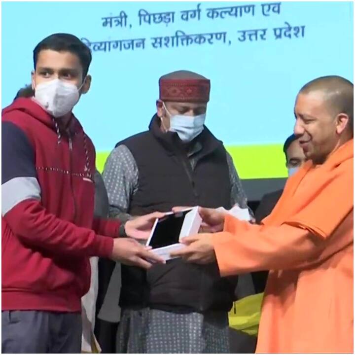 वहीं उच्च शिक्षा अधिकारी डॉ. ज्ञान प्रकाश ने बताया कि जिले में हरिश्चंद्र महाविद्यालय, अग्रसेन महिला महाविद्यालय, राजकीय महाविद्यालय बरेका और महादेव पीजी कॉलेज बरियासनपुर के 15 सौ विद्यार्थियों को टैबलेट व स्मार्टफोन बांटे गए.