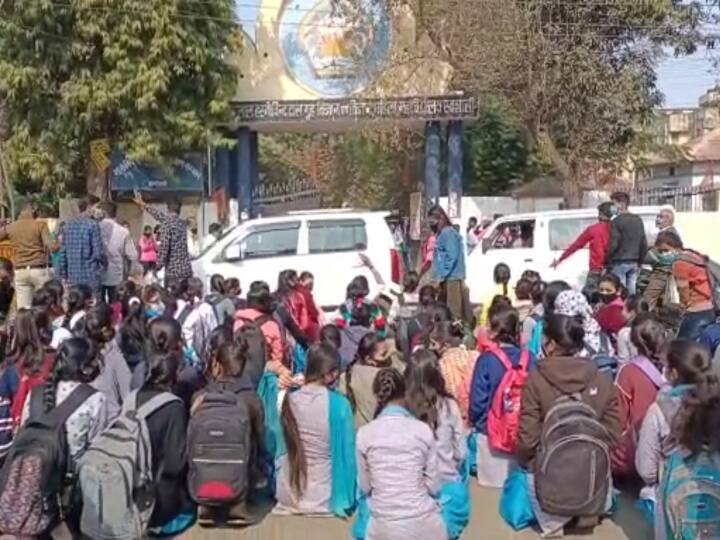 Jabalpur  Girls' college in Jabalpur raised the demand for online examination Created Ruckus ann MP News: जबलपुर में गर्ल्स कॉलेज में छात्राओं ने ऑनलाइन परीक्षा उठाई मांग, जमकर किया हंगामा