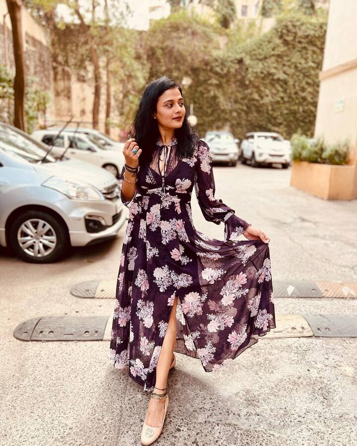 अगदी निवडक, चोखंदळ भूमिकांमधून मराठी चित्रपटांतून प्रेक्षकांसमोर आलेली भार्गवी उत्तम नृत्यांगना आहे.(photo:bhargavi_chirmuley/ig)