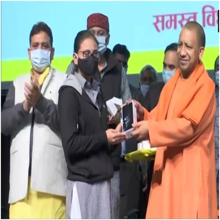 आपको बता दें कि प्रदेश की योगी सरकार ऑनलाइन शिक्षा को बढ़ावा देने और डिजिटल इंडिया की संकल्पना को औऱ ज्यादा मजबूत बनाने के लिए युवाओं को टैबलेट और स्मार्टफोन दे रहे है.