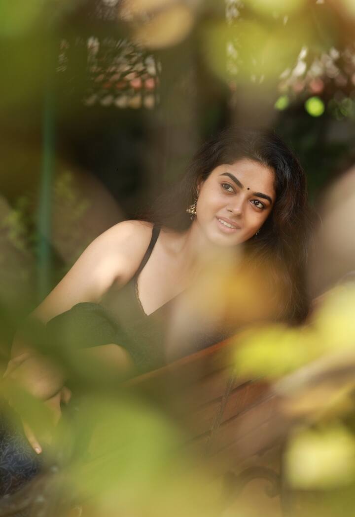 சிரிக்கும் சிரிப்பிலே மழை பிறக்கும்