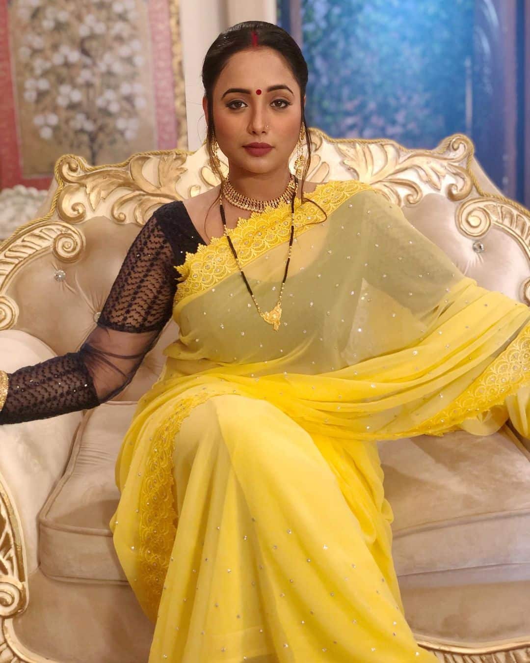 Rani Chatterjee Look: साड़ी में भी अपनी अदाओं से फैंस के दिलों पर बिजली गिराती हैं रानी चटर्जी, देखें तस्वीरें