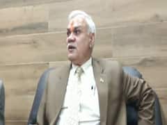 लगातार बढ़ खतरे के बीच यूपी के सबसे बड़े अधिकारी ने ओमिक्रोन को बताया हल्की सर्दी खांसी, कहा- घबराने की जरूरत नहीं