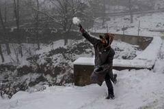 Kashmir snowfall Pictures: பனிப்பொழிவை ரசிக்கும் காஷ்மீர்  மக்கள் - புகைப்படங்கள் இங்கே