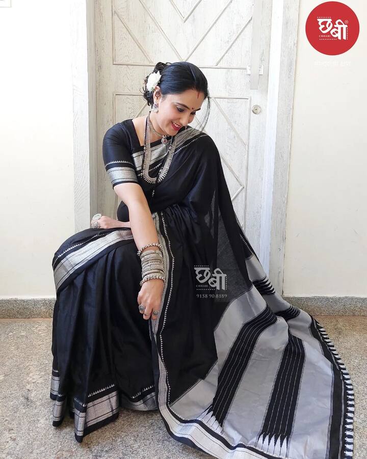 ऑक्सिडाईज्ड ज्वेलरी आणि काळी साडी यामध्ये सईचा लूक अगदी खुलून आलाय. (Photo Credit : @sai.lokur/Instagram)