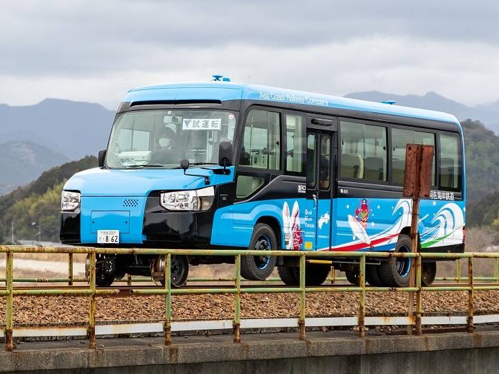 Bus-Train, the World’s First Dual-Mode Vehicle Ready for Joy Drive Bus Train: ఏం బుర్ర గురూ.. ఈ బస్సు రోడ్‌పైనే కాదు, పట్టాలపై కూడా పరుగులు పెడుతుంది