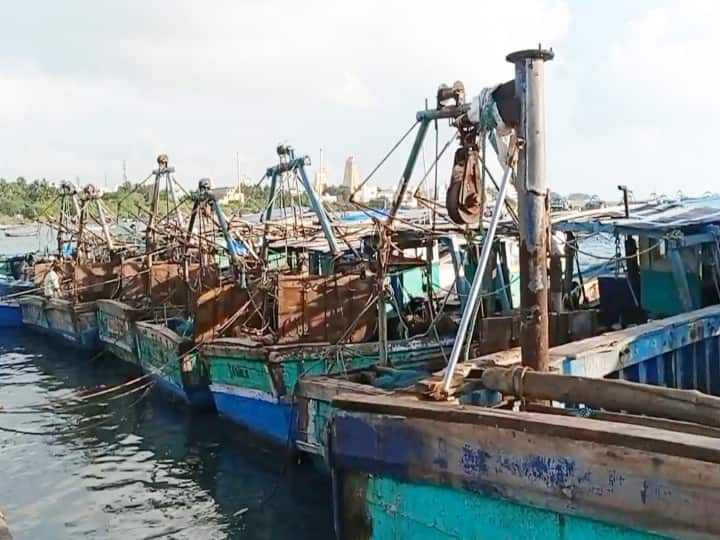 first full curfew of the year: Fishermen set asides their boat நாளை இந்த ஆண்டின் முதல் முழு ஊரடங்கு - ராமேஸ்வரத்தில் படகுகளை இன்றே ஓரங்கட்டிய மீனவர்கள்