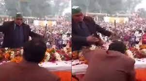 Kisaan leader slaps BJP MLA in Uttar Pradesh's Unnao, video surfaces ਜਦੋਂ ਸਟੇਜ 'ਤੇ ਕਿਸਾਨ ਆਗੂ ਨੇ ਭਾਜਪਾ ਵਿਧਾਇਕ ਦੇ ਜੜਿਆ ਥੱਪੜ, ਵੇਖੋ ਵੀਡੀਓ