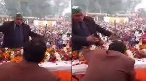 ਜਦੋਂ ਸਟੇਜ 'ਤੇ ਕਿਸਾਨ ਆਗੂ ਨੇ ਭਾਜਪਾ ਵਿਧਾਇਕ ਦੇ ਜੜਿਆ ਥੱਪੜ, ਵੇਖੋ ਵੀਡੀਓ ਜਦੋਂ ਸਟੇਜ 'ਤੇ ਕਿਸਾਨ ਆਗੂ ਨੇ ਭਾਜਪਾ ਵਿਧਾਇਕ ਦੇ ਜੜਿਆ ਥੱਪੜ, ਵੇਖੋ ਵੀਡੀਓ