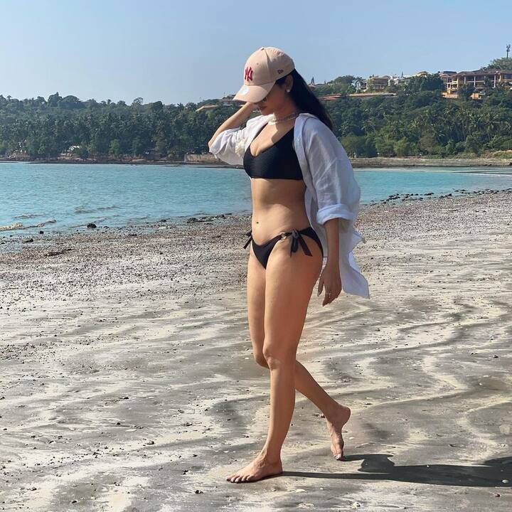 లెజెండ్ సినిమాతో తెలుగు తెరకు పరిచయమైన సోనాల్ తరువాత డిక్టేటర్, రూలర్ సినిమాల్లో నటించింది. (Image credit: Sonal Chauhan/Instagram)