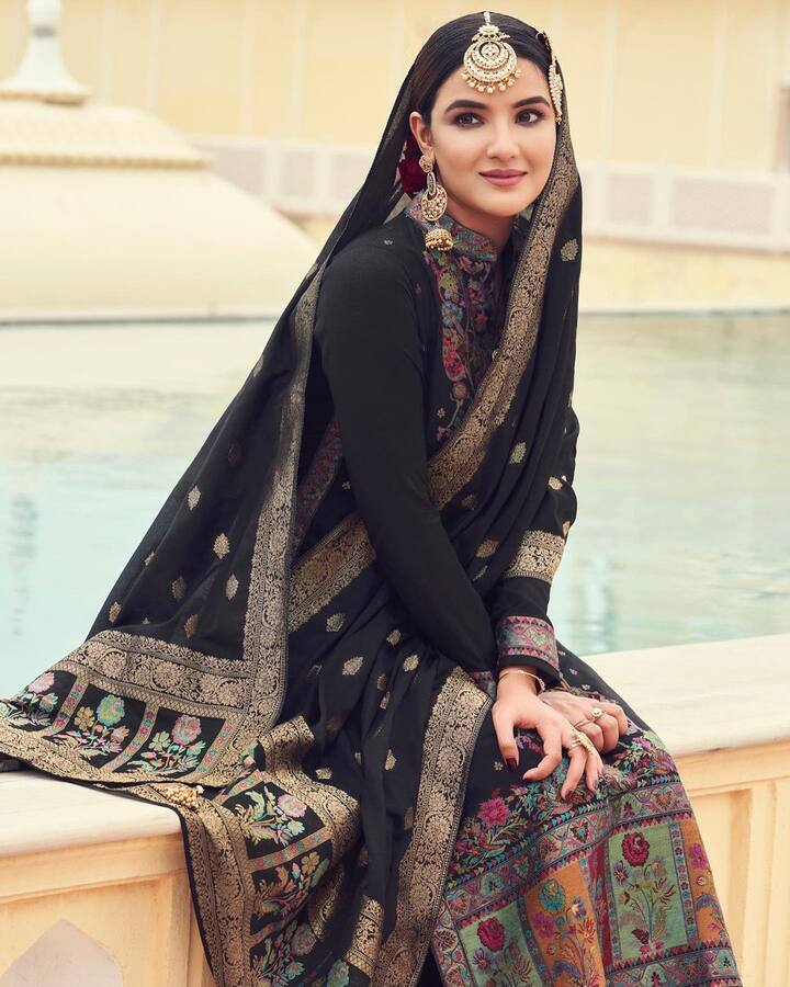 Television actress Jasmin Bhasin is known for her stunning looks. The Bigg Boss 14 contestant is a style guide when it comes to acing traditional looks with all the grace and style.
