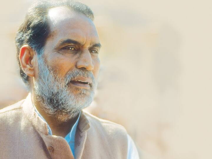 युवा तुर्क के नाम से मशहूर चंद्रशेखर भारतीय राजनीति का बहुत बड़ा नाम रहे हैं. वह देश के प्रधानमंत्री भी रहे थे. उनके बेटे नीरज शेखर भी राजनीति में हैं लेकिन वह अपने पिता जैसा नाम नहीं बना पाए हैं. मौजूदा समय में नीरज शेखर बीजेपी के राज्यसभा सांसद हैं.