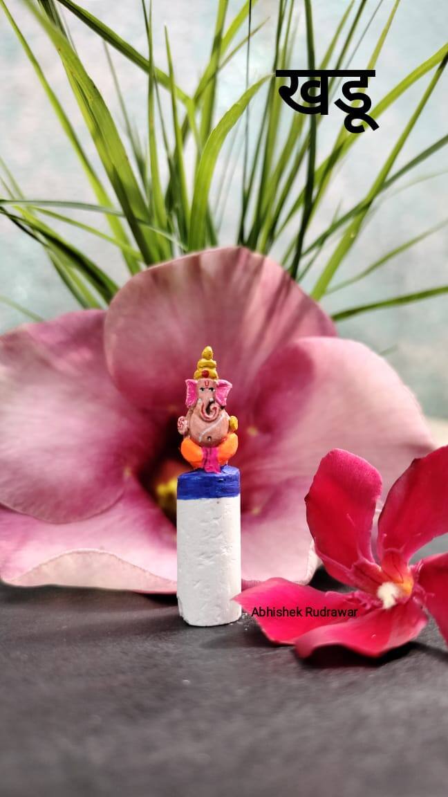 वाळलेल्या पानांवर कटिंग करून गौतम बुद्ध, छत्रपती शिवाजी महाराज डॉ बाबासाहेब आंबेडकर या महापुरुषांचे चेहरे साकार करणे,एक रूपयाच्या नाण्यावर विविधरंगी निसर्ग चित्र रेखाटणे,आपट्याच्या पानावर सुरेख निसर्गरंग भरणे असा कलात्मक छंद अभिषेकने जोपासला आहे.