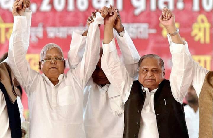 मुलायम सिंह यादव और लालू प्रसाद यादव दोनों ही देश की राजनीति के बड़े नाम हैं. जहां मुलायम सिंह यादव उत्तर प्रदेश की राजनीति में सक्रिय रहे हैं तो वहीं लालू प्रसाद बिहार की. दोनों नेता ना सिर्फ अच्छे दोस्त हैं बल्कि रिश्तेदार भी हैं.