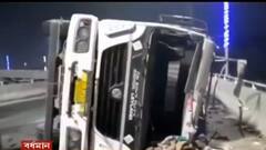 Tanker Accident: বর্ধমানে উড়ালপুলে উল্টে গেল LPG সিলিন্ডার বোঝাই ট্যাঙ্কার, গুরুতর জখম চালক | Bangla News