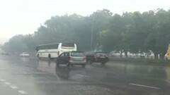 Delhi-NCR में मौसम ने बदली करवट, सुबह से लगातार हो रही बारिश ने बढ़ाई परेशानी | Weather Update