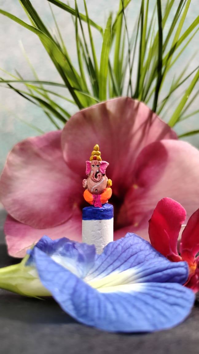 तिळावर चक्क त्याने ABCD  यासारखे इंग्रजी मुळाक्षरे तर 1 ते 10 पर्यंतचे अंक लिहिले आहेत. तसेच पेन्सिलच्या टोकावर त्याच्या सूक्ष्म कलेतून माहूरची रेणुका, कोल्हापूरची देवी साकारली आहे.